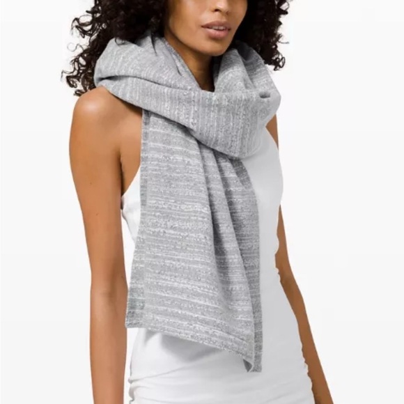 Lululemon Vinyasa Snap Scarf/Wrap/Cover Up Heathered Gray/White Stripe. - Picture 7 of 11
